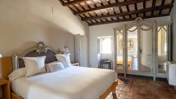 4 slaapkamers, een strijkplank/strijkijzer, internet, beddengoed