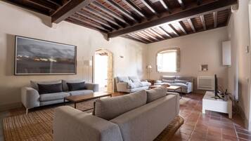 Televisie, een open haard, een dvd-speler en een stereo