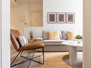 TV - DELUXE THREE BEDROOM APARTMENT (Barcelona)