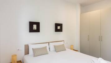 3 slaapkamers, een strijkplank/strijkijzer, internet, beddengoed