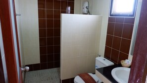 Shower, free toiletries, towels - Rai Lam Poo Farm and Camping Resort (Nakhon Sawan)