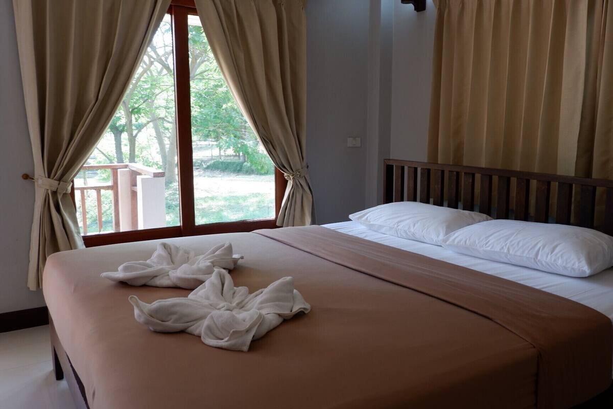 Standard Room, 1 King Bed | Blackout drapes, soundproofing, WiFi (free)