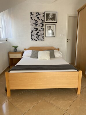 1 bedroom, bed sheets