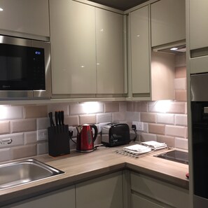 Kjøleskap, mikrobølgeovn, ovn og kokeplater