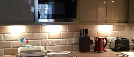 Refrigerador, microondas, horno, placa de cocina