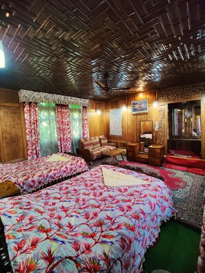 Premium bedding, in-room safe, desk, rollaway beds - Shiraz Deluxe Houseboat (Srinagar)