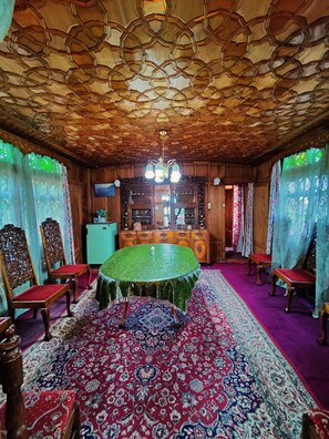 Flat-screen TV - Shiraz Deluxe Houseboat (Srinagar)