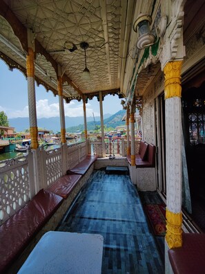 Balcony view - Shiraz Deluxe Houseboat (Srinagar)