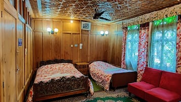 Deluxe Room, Lake View | Premium bedding, in-room safe, desk, rollaway beds