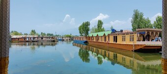 Shiraz Deluxe Houseboat