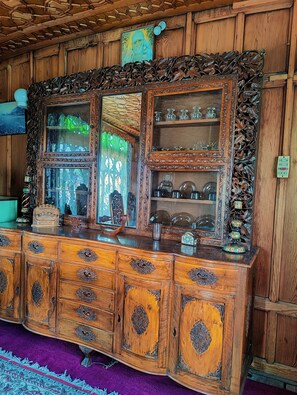 Reception - Shiraz Deluxe Houseboat (Srinagar)