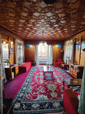 Flat-screen TV - Shiraz Deluxe Houseboat (Srinagar)
