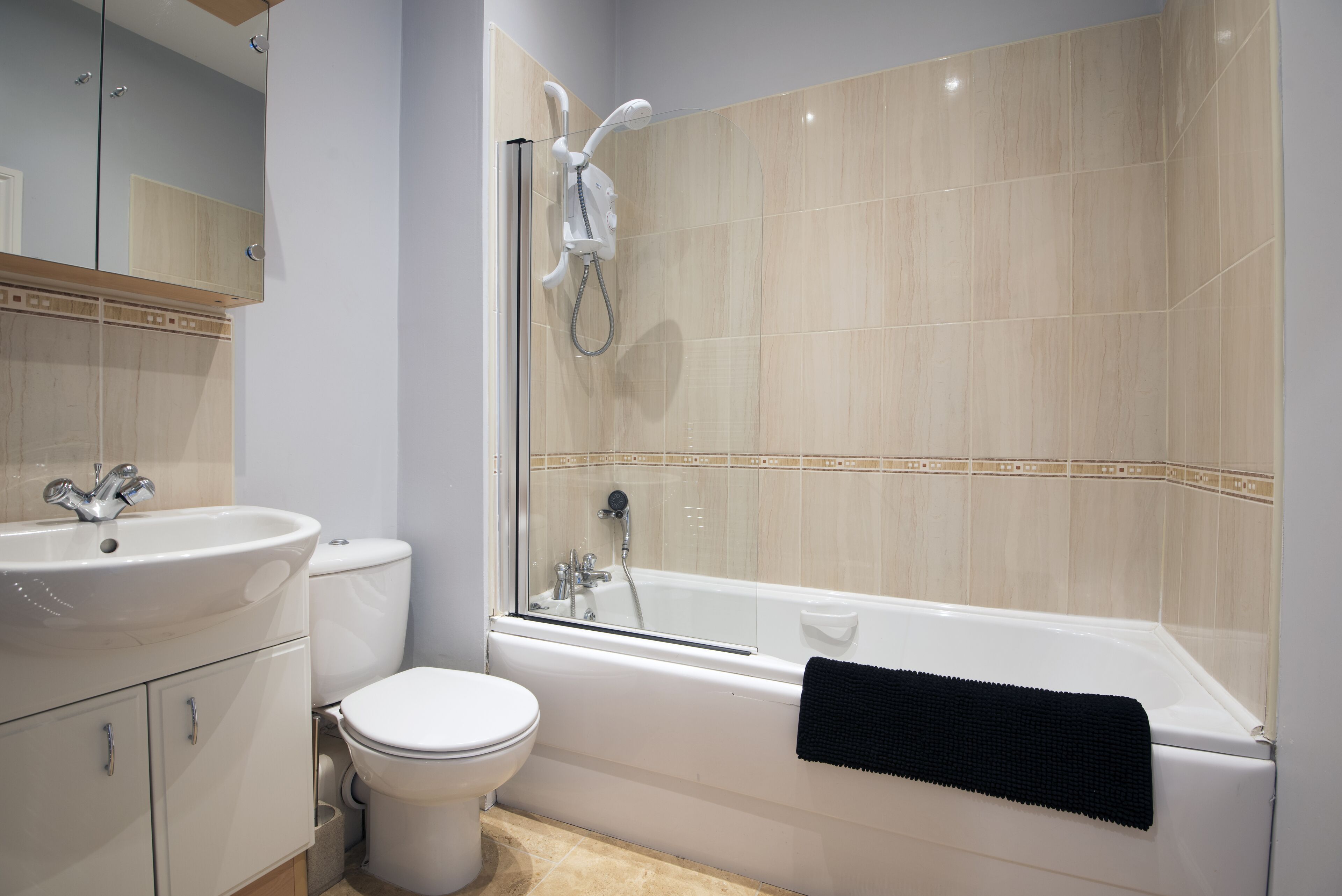 Combined shower/bathtub, hair dryer, towels, soap