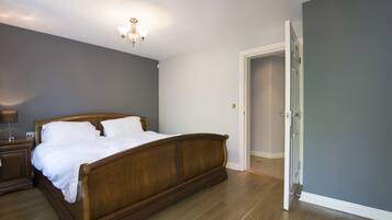 5 bedrooms, iron/ironing board, free WiFi, bed sheets