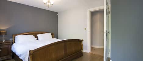 5 bedrooms, iron/ironing board, free WiFi, bed sheets