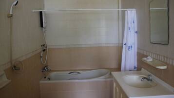 Family Modern Bungalow | Bilik Mandi | Pancuran mandi, kelengkapan dandanan diri percuma, tuala disediakan