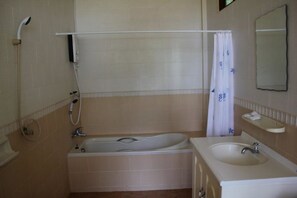 Family Modern Bungalow | Badeværelse | Bruser, gratis toiletartikler, håndklæder