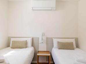 2 bedrooms, iron/ironing board, Internet, bed sheets - Penthouse Apartment with terrace (Barcelona)