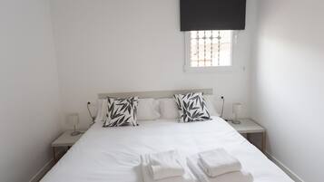 2 slaapkamers, een strijkplank/strijkijzer, internet, beddengoed