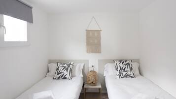 2 slaapkamers, een strijkplank/strijkijzer, internet, beddengoed