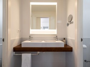 Shower, hair dryer, towels - Penthouse Apartment with terrace (Barcelona)