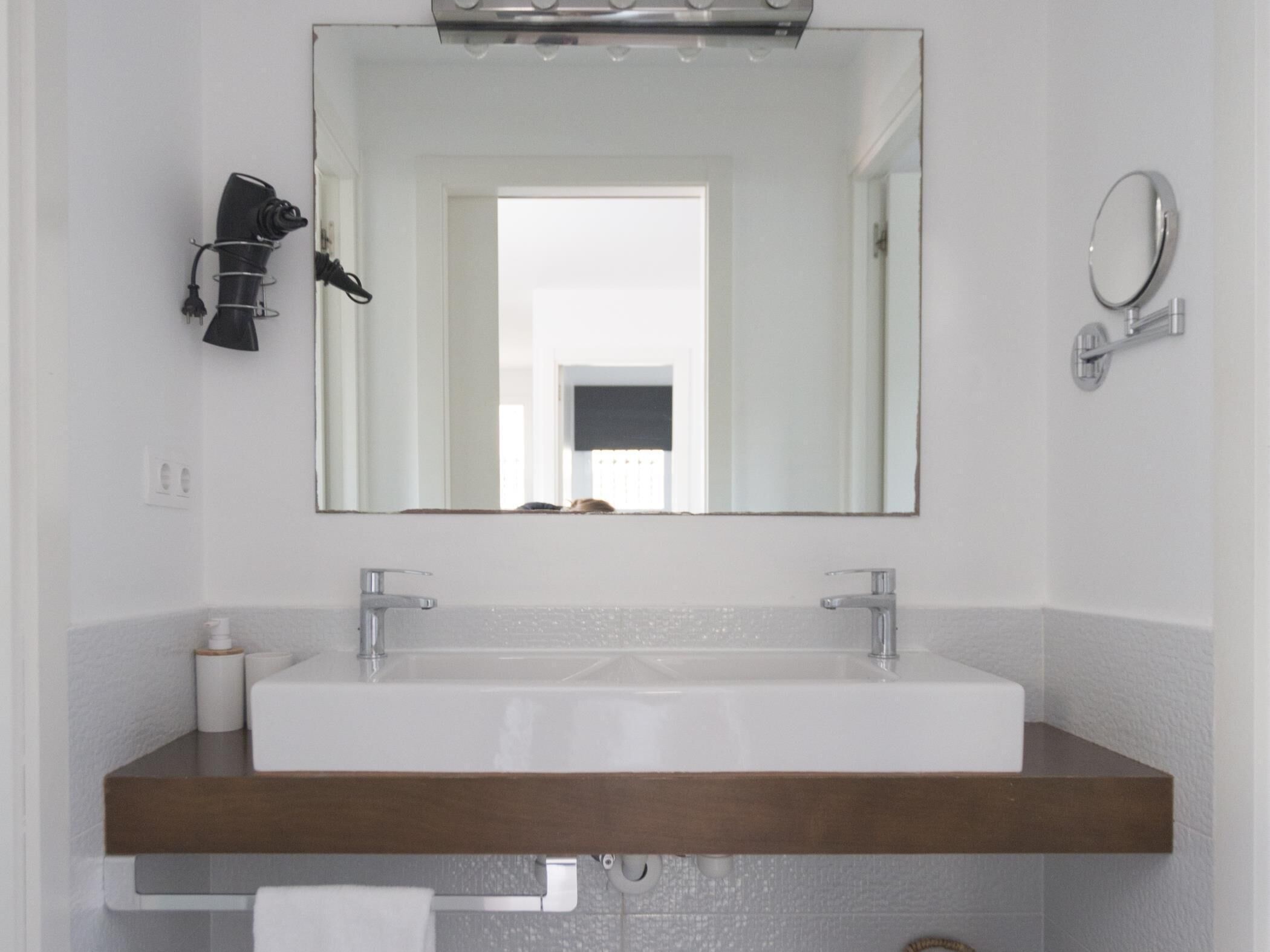 Dusch, hårtork och handdukar