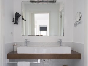 Regadera, secadora de cabello, toallas 