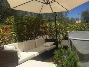 Terrace/patio - 2 bedrooms, large pool, stunning views of San Gimignano, Tuscany, private garden (San Gimignano, Tuscany)