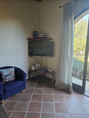 スマートテレビ、DVD プレーヤー、書庫、ミュージックライブラリ