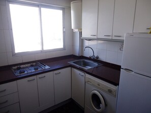 Geladeira, micro-ondas, cooktop, cafeteira/chaleira