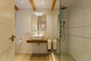 Combined shower/tub, hair dryer, towels, soap - Can Mesquida, Finca 5EstrellasHome Mallorca (Inca)