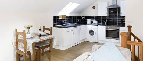 TV, lettore DVD, tavolo da ping pong, libri