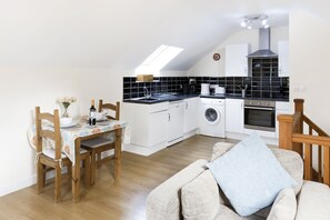 Televisio, DVD-soitin, pöytätennispöytä, kirjoja