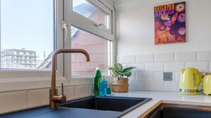 Kjøleskap, mikrobølgeovn, oppvaskmaskin og brødrister
