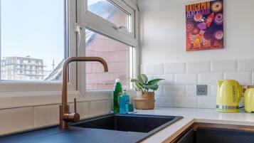 Kühlschrank, Mikrowelle, Geschirrspüler, Toaster