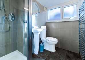 Combined shower/tub, hair dryer, towels