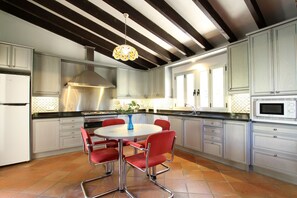 Réfrigérateur, micro-ondes, four, lave-vaisselle