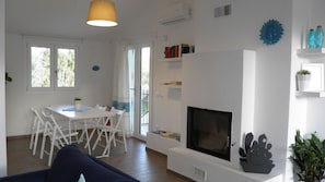 Fernseher, Kamin, Bücher