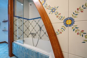 Tina con regadera, secadora de cabello, bidet, toallas 