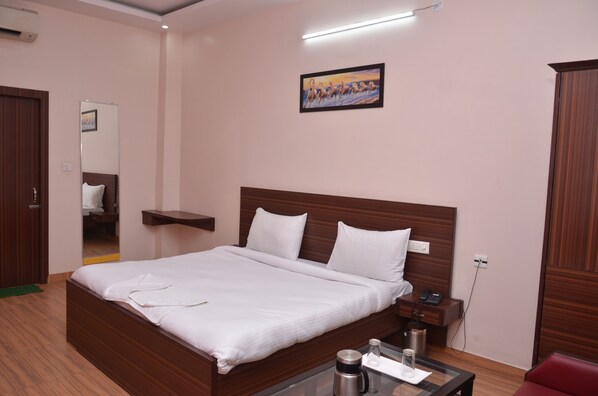 1 bedroom, premium bedding, in-room safe, desk