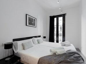 3 bedrooms, iron/ironing board, internet, bed sheets