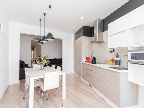 Fridge, microwave, oven, dishwasher - DELUXE THREE BEDROOM APARTMENT (Barcelona)