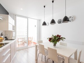 Dining - DELUXE THREE BEDROOM APARTMENT (Barcelona)