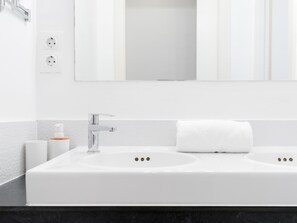 Hair dryer, towels - DELUXE THREE BEDROOM APARTMENT (Barcelona)