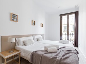 4 bedrooms, iron/ironing board, free internet, bed sheets - SUPERIOR 4 BEDROOM APARTMENT (Barcelona)