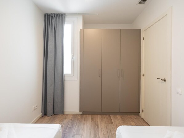 4 bedrooms, iron/ironing board, free internet, bed sheets