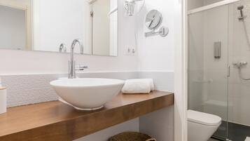 Een haardroger, handdoeken