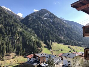 Habitación estándar doble, no fumadores, vistas a la montaña | Balcón