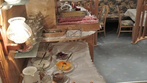 A buffet table with various food items and a pitcher labeled "Mitch". - Hotel Garni Central (Kappl)