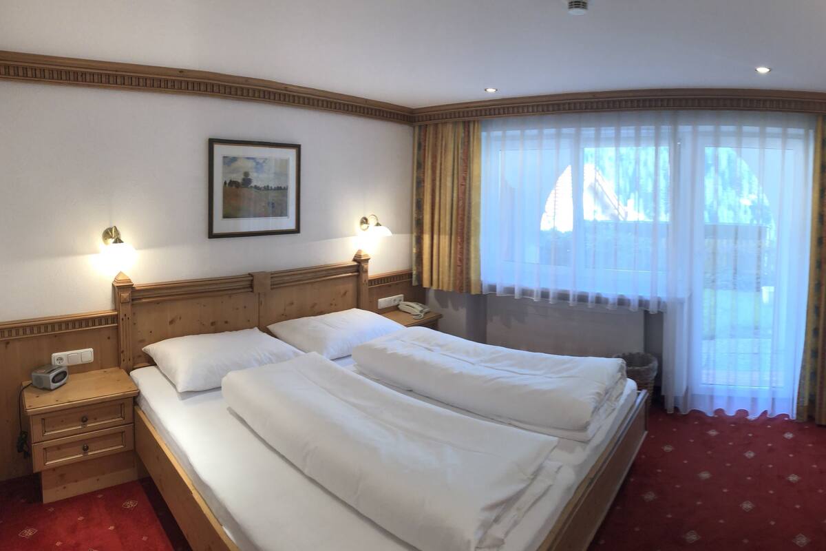Standard Double Room, Non Smoking, Mountain View | Hypo-allergenic bedding available, in-room safe, desk, laptop workspace